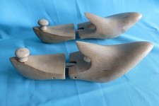 Une paire d embauchoirs  vintage en bois T 42