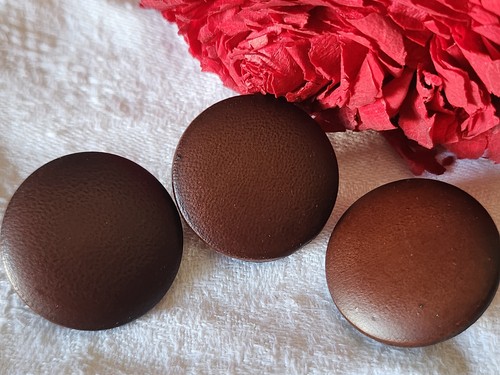 Trio boutons anciens cuir - trio,