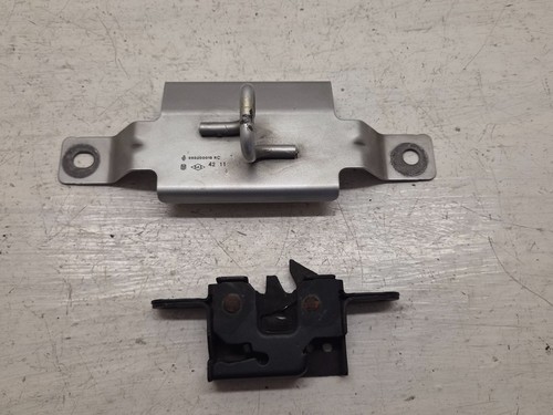 Système attache capot moteur