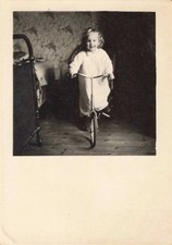 ANCIENNE PETITE PHOTOGRAPHIE FILLETTE SUR SA TROTINETTE JOUET ANCIEN
