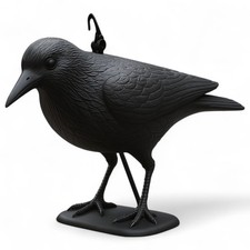 Épouvantail corbeau assis en