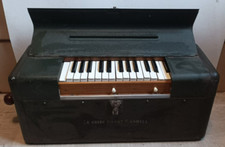 Piano Harmonium Le Guide Chant Kasriel manuel dans une boite metal verte 1930-40