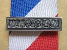 Agrafe  ATTENTATS 13 NOVEMBRE 2015 métal argenté  Médaille  Sécurité Intérieure