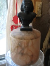 POT DE MARBRE AVEC COUVERCLE