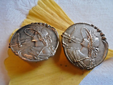 Deux boutons anciens de collection signés Bargas