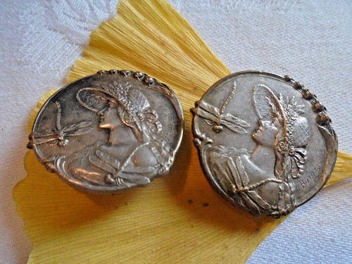 Deux boutons anciens - , de