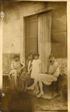 Carte PHoto à identifier Maman et ses filles sur rue au Numéro 7
