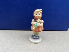 M.I. Figurine bourdon 239/B fille avec poupée 9 cm. 1 choix. Excellent état