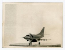 PHOTO SNAPSHOT 1958, avion tarmac aviation piste coucou moteur hélice maquette ?