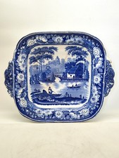 Ancien plat en faïence anglaise bleu et blanc décor animé au bord d’un lac