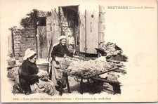 29 En bretagne, les petits metiers, cardeuses de matelas.