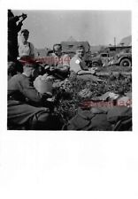 Des soldats épluchent des