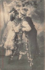 CPA Fantaisie - Jeune couple sur un escabeau se  faisant un baiser sous le gui 