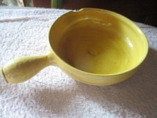 Ancien poelon , caquelon en terre cuite vernissée jaune -poterie ART POPULAIRE