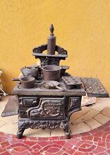 Jouet ancien : Cuisinière/fourneau Crescent en fonte et ses accessoires