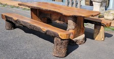 Art populaire du XXème siècle: Table brutaliste en bois massif avec ses 2 bancs