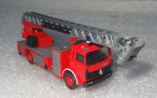 1/87  GRANDE ECHELLE POMPIERS RENAULT AVEC NACELLE  ETAT CORRECT  SANS BOITE
