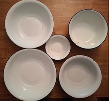 Lot 5 cuvettes anciennes en tole émaillée blanche avec liseré bleu