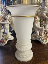Vase opaline blanche, à Réhaut doré, XIXème