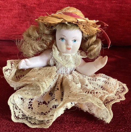 Ancien petit poupon