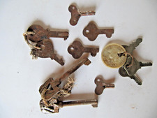 lot 10 clés  pendule voiture etc en fer blanc