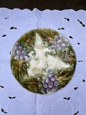 ancienne assiette en barbotine polychrome décor raisin-marjoliquedébut XX ème