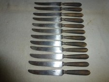 DOUZE ANCIENS COUTEAUX DE TABLE LAME ACIER MANCHE CORNE