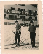 Snapshot deux enfants avec ski