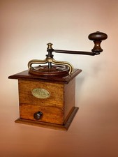 Moulin à café Peugeot frères. Modèle T fin en noyer