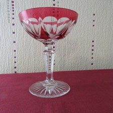 1 coupe a champagne de couleur rouge en cristal de saint louis modèle beaufort