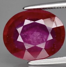 Pierre précieuse ovale rubis