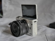 Appareil photo Canon EOS M10 blanc + objectif 15-45 mm