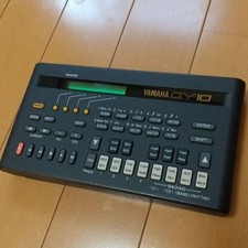 Machine à tambour séquenceur de musique YAMAHA QY10 d'occasion