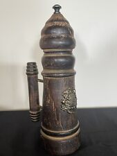 Ancien moulin à poivre en bois sculpté.