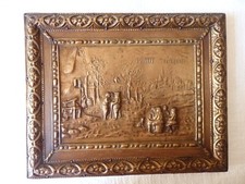 PETIT CADRE ANCIEN CUIVRE LAITON REPOUSSE SUR BOIS VILLAGE PUB PENOT VETEMENTS