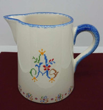 Vintage Pichet en céramique de Niderviller France Motifs ABC brodés