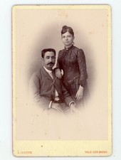 PHOTO CABINET Coste à Vals les Bains, un couple pose femme debout homme assis