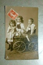 CPA - Fantaisie - 3 Enfants, une charette a Foin et un Mouton.