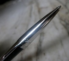 STYLO BILLE S.T. DUPONT DEFI EN RESINE NOIRE - FINITION PLATINE - DESIGN SUPERBE