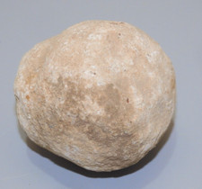 -ANCIEN PETIT BOULET EN PIERRE ROND IRREGULIER COLLECTION VITRINE   D