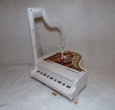 Boite à musique piano blanc