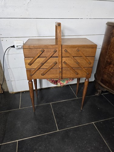 Ancienne travailleuse - , en