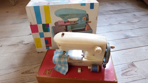 Petite machine coudre jouet - coudre,