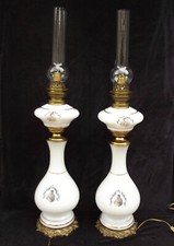 Ancienne paire de grande lampe à pétrole en verre opaline napoléon josephine