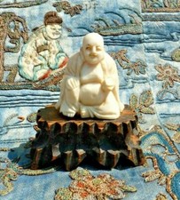 ANCIENNE FIGURINE de BOUDDHA MINIATURE SCULPTÉ sur SOCLE en BOIS CHINE fin XIXe