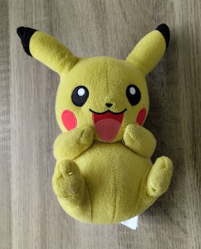 Peluche pikachu pokémon tomy - pikachu,