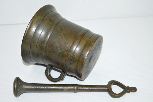 Superbe mortier son pilon - son,