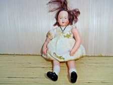 Ancienne petite poupée en robe de  communiante