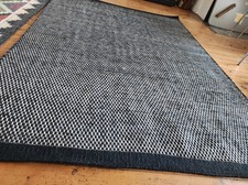 Tapis contemporain laine noir et blanc tBenuta 140 x 200, comme neuf.