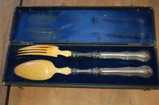 Couvert de service à salade en argent fourré avec son étui----/A6/